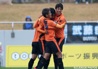 岸田　和人（右）のゴールなどで首位を堅持した山口【明治安田Ｊ３ 第37節 盛岡vs山口】（1/2）