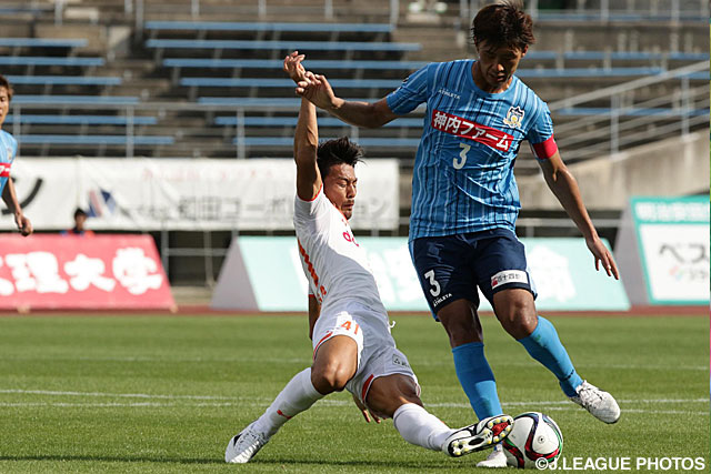 献身的な守備を見せる家長　昭博（大宮）【明治安田Ｊ２ 第40節 讃岐vs大宮】（3/3）