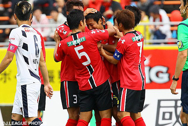 思い切りの良いシュートで決勝ゴールを決めた秋葉　勝（金沢）【明治安田Ｊ２ 第40節 金沢vsＣ大阪】（1/3）