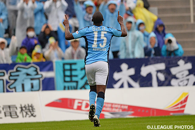 アダイウトンの2試合連続となる今季17点目で逆転した磐田【明治安田Ｊ２ 第40節 磐田vs長崎】（2/3）