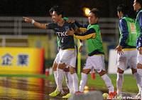 豪快な勝越しゴールを決めた荒堀　謙次（栃木）【明治安田Ｊ２ 第40節 北九州vs栃木】（2/3）