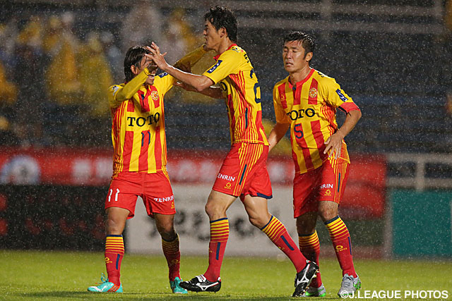 試合終了間際の同点ゴールを含む2得点を決め、4試合連続ゴールとなった小松　塁（北九州）【明治安田Ｊ２ 第40節 北九州vs栃木】（3/3）