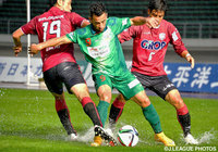 ジウシーニョ（岐阜）を厳しくマークする岡山の守備陣【明治安田Ｊ２ 第40節 岐阜vs岡山】（1/3）