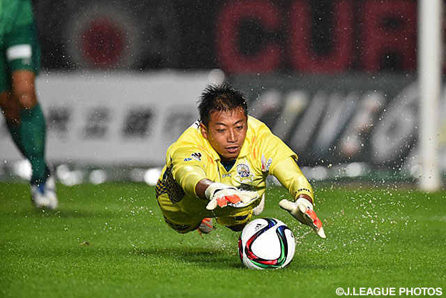 最後までゴールを死守した常澤　聡（岐阜）【明治安田Ｊ２ 第40節 岐阜vs岡山】（2/3）