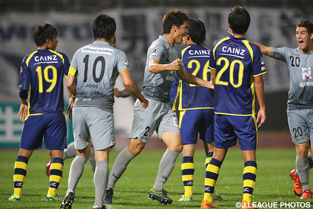 前半アディショナルタイムに先制点を決めた濱田　水輝（福岡）【明治安田Ｊ２ 第40節 群馬vs福岡】（1/3）