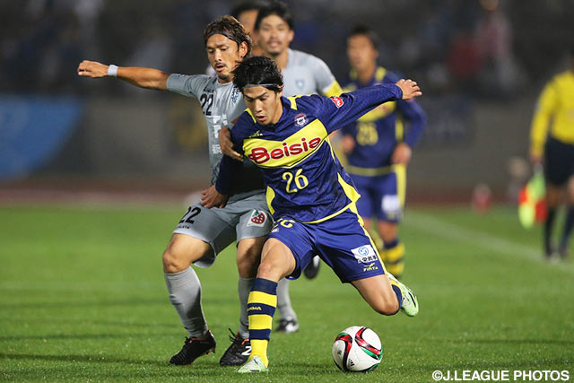 ライン際の攻防を繰り広げる中村　北斗（福岡）と江坂　任（群馬）【明治安田Ｊ２ 第40節 群馬vs福岡】（2/3）