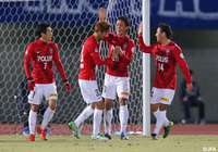 2点目をアシストして手荒い祝福を受けた橋本　和（浦和）【天皇杯 4回戦 町田vs浦和】（3/10）