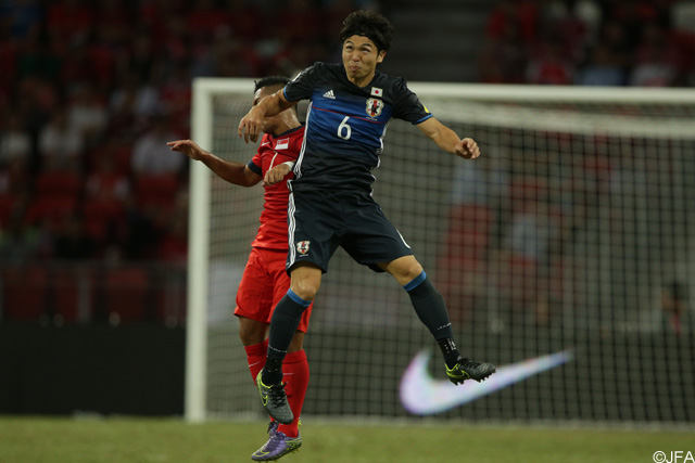 空中戦に競り勝つ森重（ＦＣ東京）【ロシアＷ杯 アジア2次予選 シンガポールvs日本】（7/10）