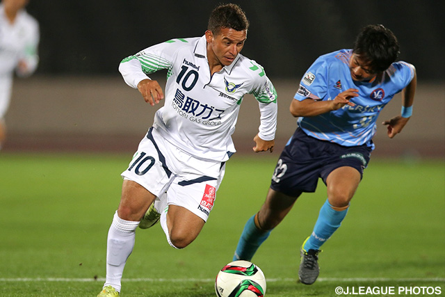 79分にダメ推しのゴールを決めたフェルナンジーニョ（鳥取）【明治安田Ｊ３ 第38節 YS横浜vs鳥取】（2/2）