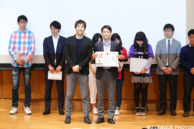 『サポラン』で最優秀賞を受賞した米村　俊亮さん（右）と、株式会社コロプラ代表取締役社長 馬場　功淳さん（左）【Ｊリーグトラッキングデータコンテスト】