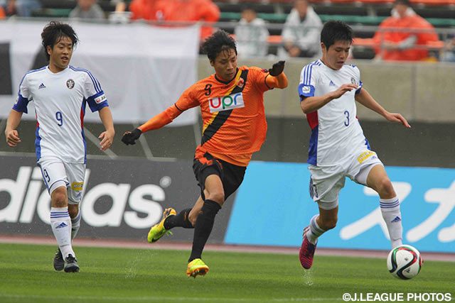 タイトな守備で岸田　和人（山口）を無得点に抑えたJ-22【明治安田Ｊ３ 第38節 山口vsJ-22】（1/2）