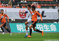 ドリブル突破を仕掛ける石田　雅俊（J-22）【明治安田Ｊ３ 第38節 山口vsJ-22】（2/2）