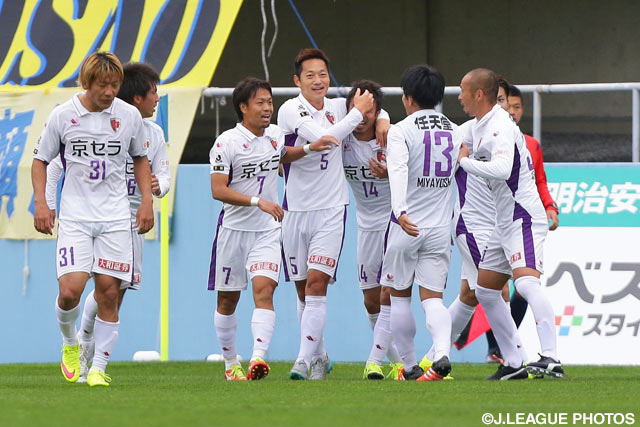 FKをアウトサイドキックで巧みに合わせ、先制点を決めた金　南一（京都 #5）【明治安田Ｊ２ 第41節 栃木vs京都】（1/3）