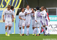 FKをアウトサイドキックで巧みに合わせ、先制点を決めた金　南一（京都 #5）【明治安田Ｊ２ 第41節 栃木vs京都】（1/3）