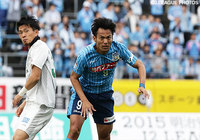 幸先良く先制点を決めた我那覇　和樹（讃岐）【明治安田Ｊ２ 第41節 讃岐vs岐阜】（1/3）