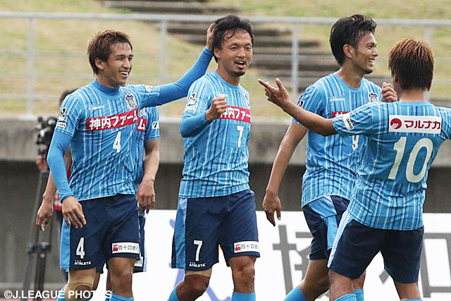 FKを頭で合わせ追加点を決めた永田　亮太（讃岐）【明治安田Ｊ２ 第41節 讃岐vs岐阜】（2/3）