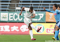 両チーム最多タイとなる3本のシュートを放ったレオミネイロ（岐阜）【明治安田Ｊ２ 第41節 讃岐vs岐阜】（3/3）