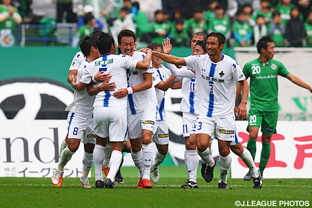 オウンゴールで先制点を奪った金沢【明治安田Ｊ２ 第41節 東京Ｖvs金沢】（1/3）