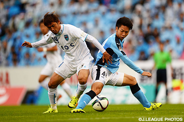中盤で主導権争いを繰り広げる松下　年宏（横浜FC）と川辺　駿（磐田）【明治安田Ｊ２ 第41節 磐田vs横浜FC】（1/3）