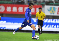 鮮やかなミドルシュートで先制点を決めた濱田　武（徳島）【明治安田Ｊ２ 第41節 徳島vs熊本】（1/3）