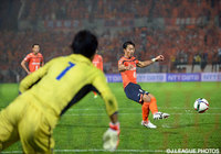 逆転ゴールとなるPKを決めた家長　昭博（大宮）【明治安田Ｊ２ 第41節 大宮vs大分】（5/9）