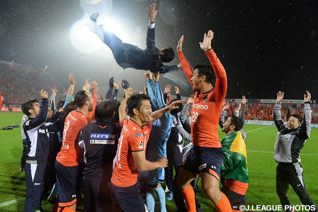 歓喜の胴上げで宙を舞う渋谷　洋樹監督（大宮）【明治安田Ｊ２ 第41節 大宮vs大分】（7/9）