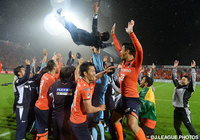 歓喜の胴上げで宙を舞う渋谷　洋樹監督（大宮）【明治安田Ｊ２ 第41節 大宮vs大分】（7/9）