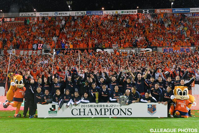 ファン・サポーターと共に優勝の喜びを分かち合う大宮の選手・スタッフ・マスコット【明治安田Ｊ２ 第41節 大宮vs大分】（9/9）