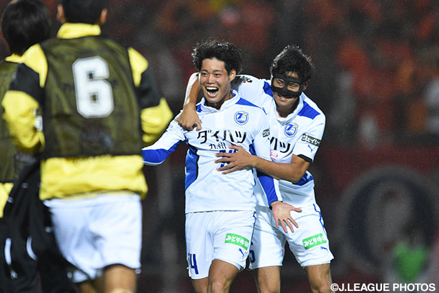 果敢なシュートで先制点となるオウンゴールを誘った松本　昌也（大分）【明治安田Ｊ２ 第41節 大宮vs大分】（1/9）