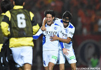 果敢なシュートで先制点となるオウンゴールを誘った松本　昌也（大分）【明治安田Ｊ２ 第41節 大宮vs大分】（1/9）