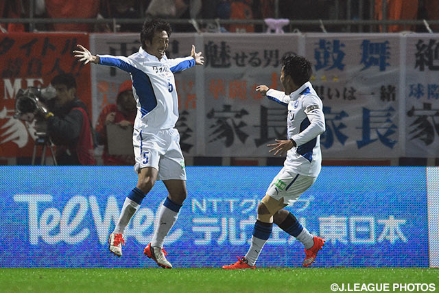 左CKを若狭　大志が頭で押し込んでリードを広げた大分【明治安田Ｊ２ 第41節 大宮vs大分】（2/9）