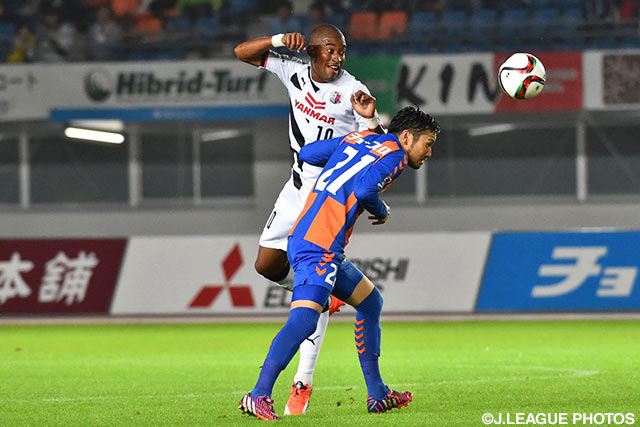 最前線で奮闘するも無得点に終わったエジミウソン（Ｃ大阪）【明治安田Ｊ２ 第41節 長崎vsＣ大阪】（2/3）