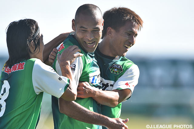 相模原の先制点を挙げた樋口　寛規（右）と追加点を決めた高原　直泰（中央）【明治安田Ｊ３ 第38節 相模原vs長野】（1/2）