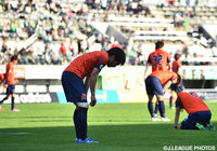 奮闘実らず3位が確定し、肩を落とす長野の選手たち【明治安田Ｊ３ 第38節 相模原vs長野】（2/2）