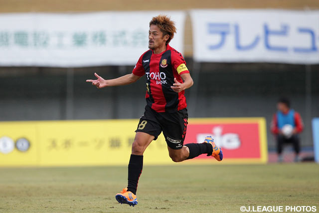 試合序盤の7分に先制点を決めた石堂　和人（福島）【明治安田Ｊ３ 第38節 福島vs琉球】（1/2）