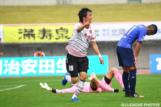 前半アディショナルタイムに先制点を決めた高橋　悠馬（盛岡）【明治安田Ｊ３ 第38節 富山vs盛岡】（1/2）