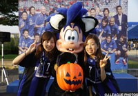 ハロウィーンかぼちゃを手に持つガンバボーイとＧ大阪のファン・サポーター