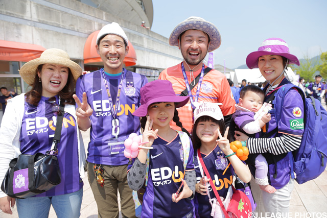 家族でスタジアムで駆けつけた広島のファン・サポーター