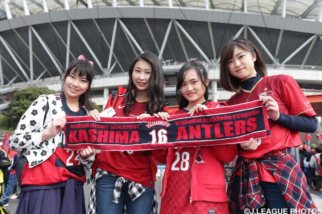 山本 脩斗のタオルマフラーを掲げる4人の鹿島ファン・サポーター