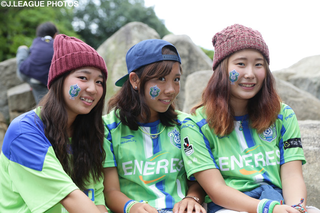 お揃いのフェイスペイントをした湘南のファン・サポーター