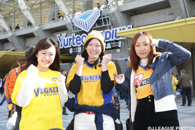 チームの勝利を願い、気合いを入れる仙台のファン・サポーター