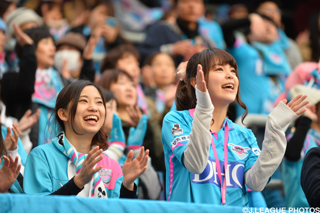 声援を送る鳥栖のファン・サポーター