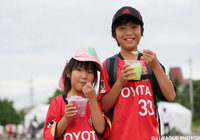 冷たいかき氷を食べて満面の笑みを浮かべる名古屋の子どもファン・サポーター