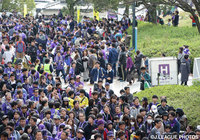 歓喜の瞬間を目に焼きつけるべく駆け付けた広島ファン・サポーター【明治安田Ｊ１ 2nd 第17節 広島vs湘南】（1/15）