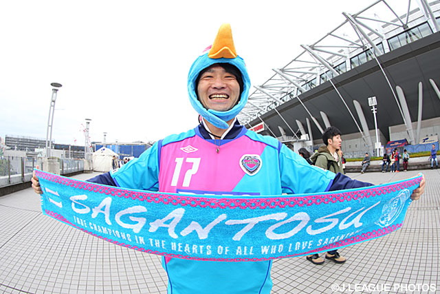 タオルマフラーを掲げて笑顔の鳥栖ファン・サポーター【明治安田Ｊ１ 2nd 第17節 FC東京vs鳥栖】（1/15）