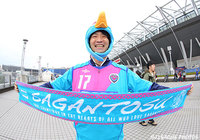 タオルマフラーを掲げて笑顔の鳥栖ファン・サポーター【明治安田Ｊ１ 2nd 第17節 FC東京vs鳥栖】（1/15）