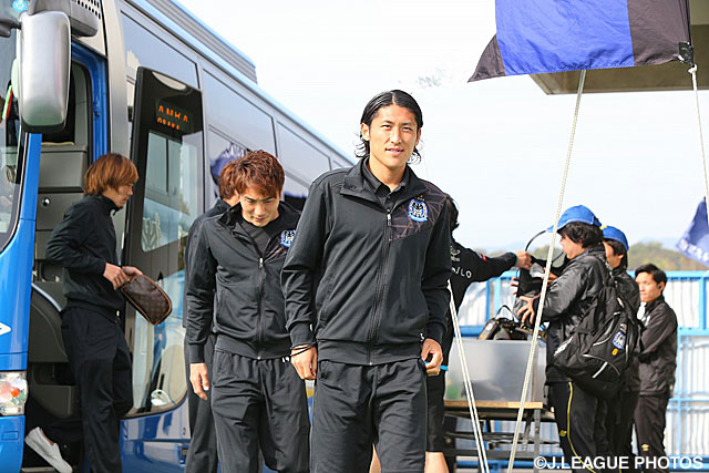 晴れ晴れとした表情で会場入りする丹羽　大輝（Ｇ大阪）【明治安田Ｊ１ 2nd 第17節 Ｇ大阪vs山形】（3/15）