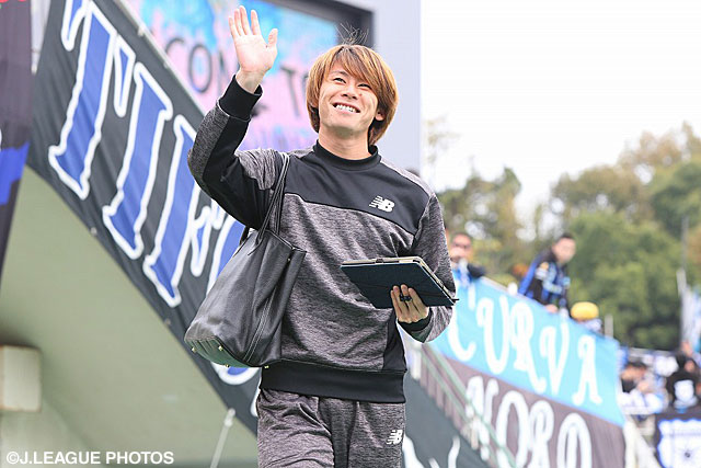 古巣Ｇ大阪ファン・サポーターの声援に笑顔で手を振る川西　翔太（山形）【明治安田Ｊ１ 2nd 第17節 Ｇ大阪vs山形】（4/15）