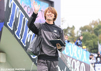 古巣Ｇ大阪ファン・サポーターの声援に笑顔で手を振る川西　翔太（山形）【明治安田Ｊ１ 2nd 第17節 Ｇ大阪vs山形】（4/15）