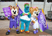 応援に駆け付けた広島東洋カープのマスコット、スラィリー（中央）【明治安田Ｊ１ 2nd 第17節 広島vs湘南】（2/15）